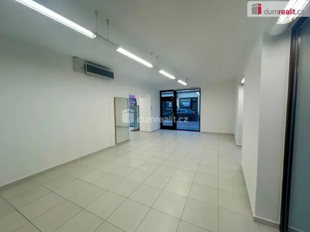 Pronájem obchodního prostoru, Kolín - Kolín I, Karlovo náměstí, 57 m2