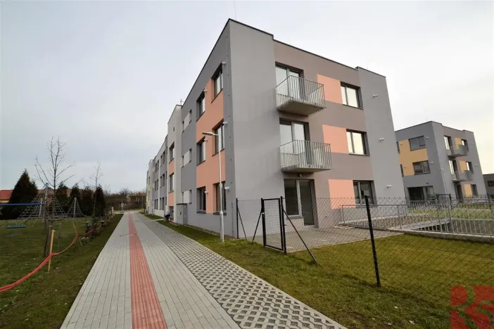 Pronájem garážového stání, Praha, Formanská, 13 m2