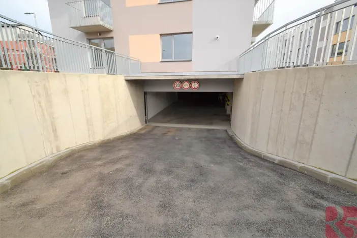 Pronájem garážového stání, Praha, Formanská, 13 m2