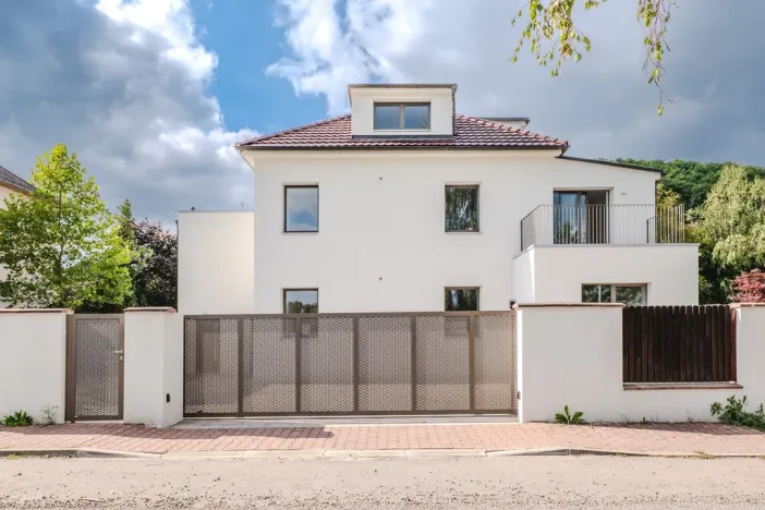 Prodej vícegeneračního domu, Praha - Velká Chuchle, Starolázeňská, 334 m2