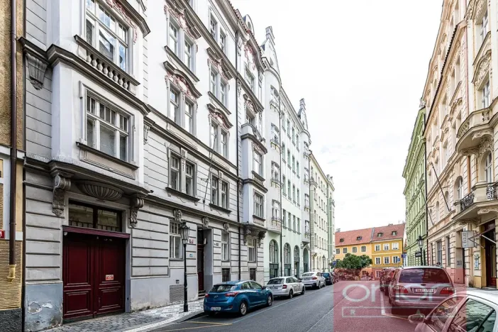 Pronájem garážového stání, Praha - Staré Město, Bílkova, 13 m2