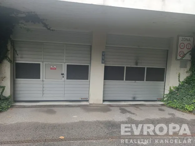 Pronájem garážového stání, Praha - Dejvice, Heinemannova, 18 m2