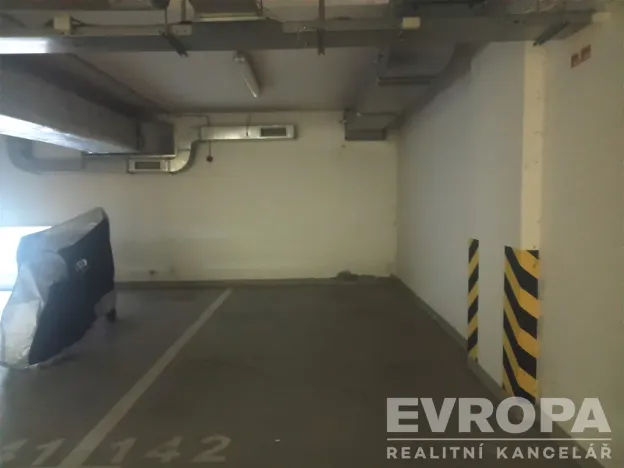 Pronájem garážového stání, Praha - Dejvice, Heinemannova, 18 m2