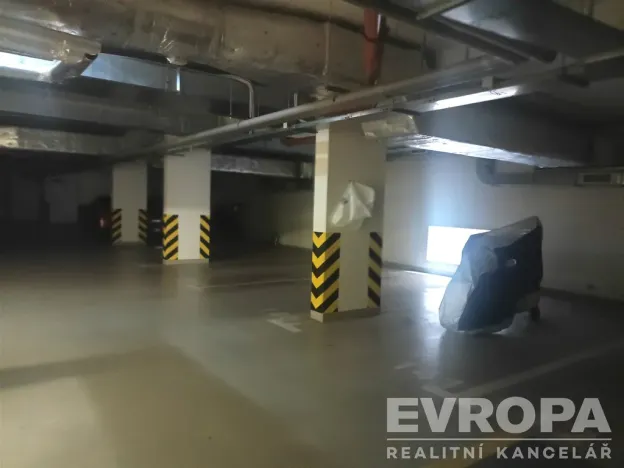Pronájem garážového stání, Praha - Dejvice, Heinemannova, 18 m2