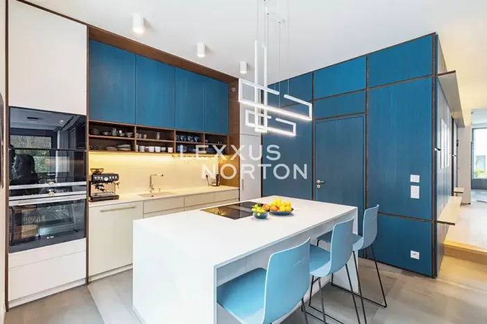 Prodej vily, Praha - Dejvice, V Šáreckém údolí, 285 m2