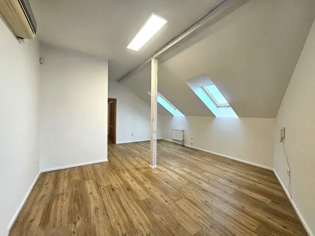 Pronájem kanceláře, Praha, Vinopalnická, 104 m2