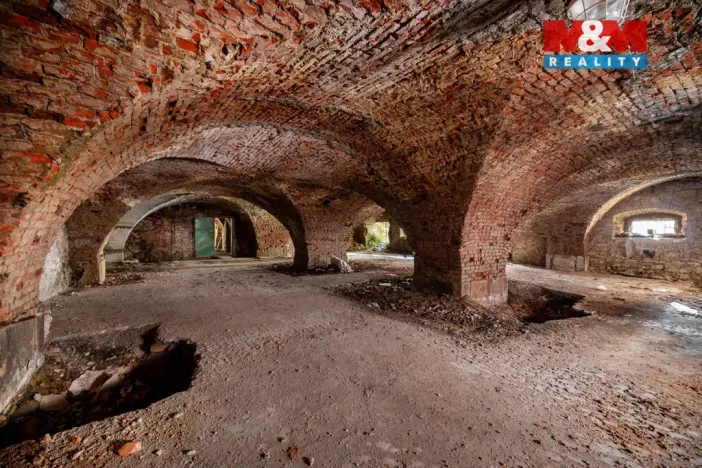 Prodej obchodního prostoru, Polička - Polička-Město, Komenského, 476 m2