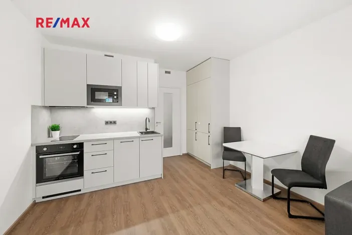 Pronájem bytu 1+kk, Praha - Hloubětín, Poděbradská, 33 m2