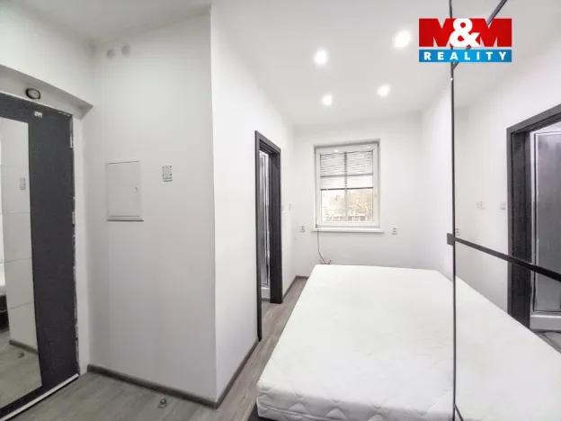 Pronájem bytu 1+1, Karlovy Vary - Dvory, 1. máje, 28 m2