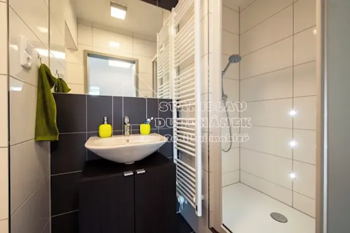 Pronájem bytu 2+kk, Praha - Kobylisy, Střelničná, 43 m2