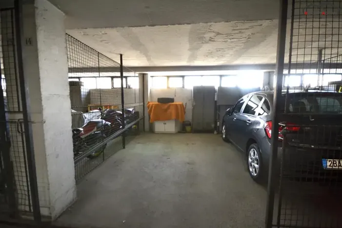 Pronájem garážového stání, Brno, Loosova, 12 m2