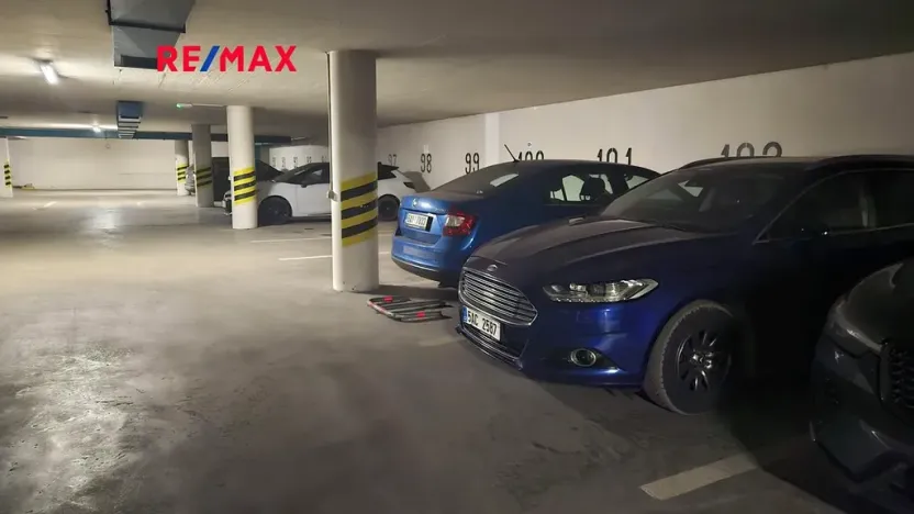 Pronájem garážového stání, Praha - Stodůlky, Volutová, 13 m2