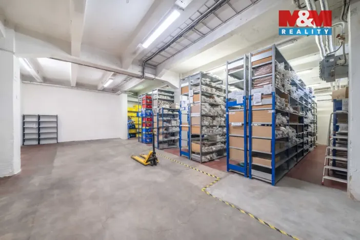 Pronájem kanceláře, Plzeň, Božkovské náměstí, 1021 m2