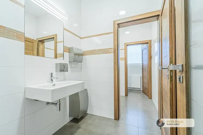 Pronájem kanceláře, Praha - Dolní Chabry, Dopraváků, 258 m2