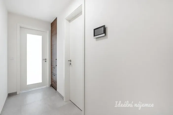 Pronájem bytu 1+kk, Praha - Hostavice, Českobrodská, 31 m2
