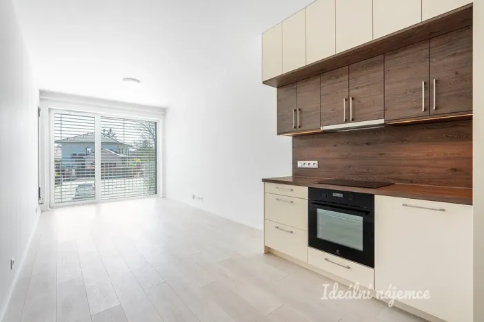 Pronájem bytu 1+kk, Praha - Hostavice, Českobrodská, 31 m2