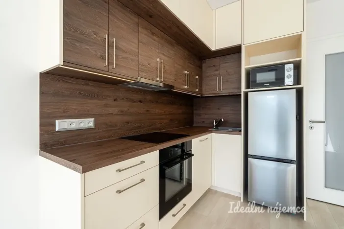 Pronájem bytu 1+kk, Praha - Hostavice, Českobrodská, 31 m2