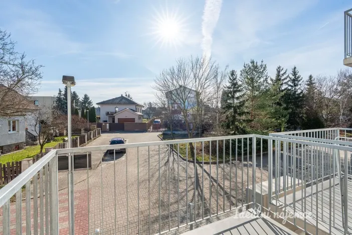 Pronájem bytu 1+kk, Praha - Hostavice, Českobrodská, 31 m2