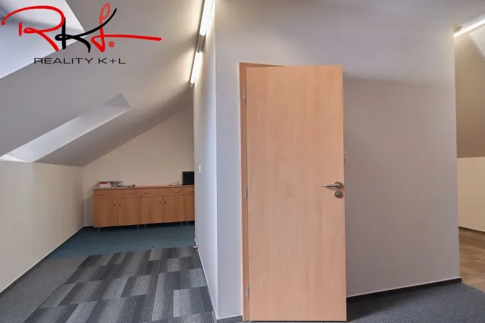 Pronájem kanceláře, Roudnice nad Labem, Husovo náměstí, 101 m2