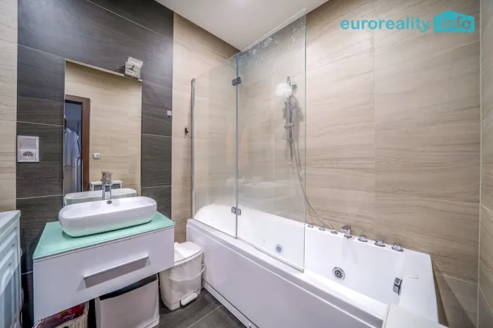 Pronájem bytu 2+kk, Karlovy Vary, Mattoniho nábřeží, 62 m2