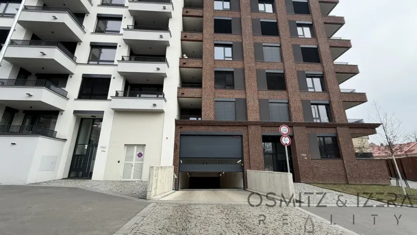 Pronájem garážového stání, Praha - Nusle, Závišova, 15 m2