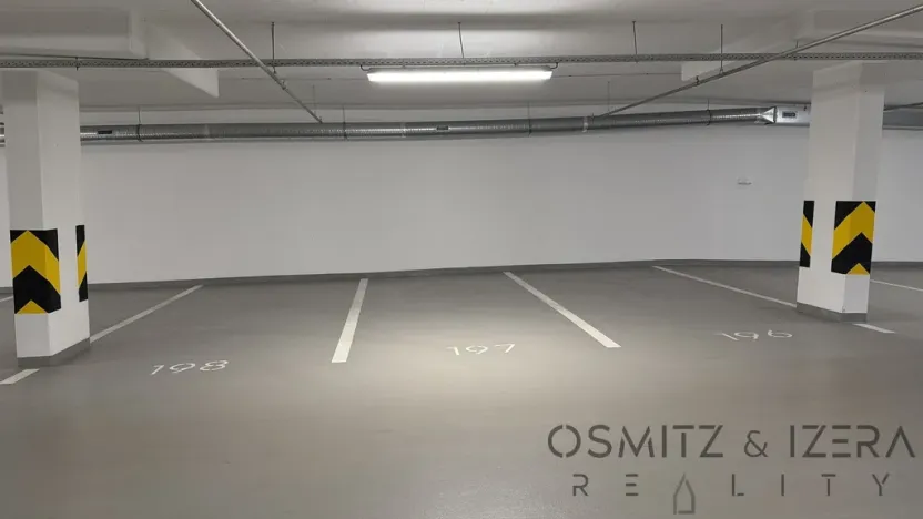 Pronájem garážového stání, Praha - Nusle, Závišova, 15 m2