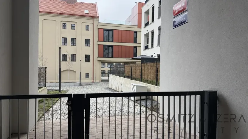 Pronájem garážového stání, Praha - Nusle, Závišova, 15 m2