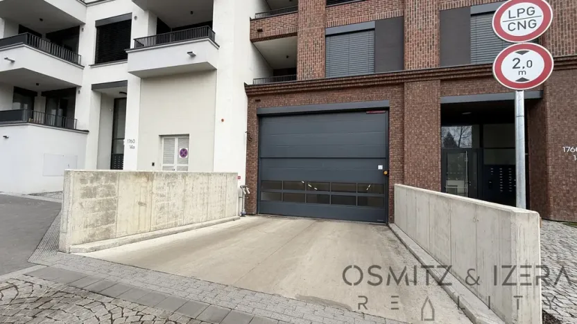 Pronájem garážového stání, Praha - Nusle, Závišova, 15 m2