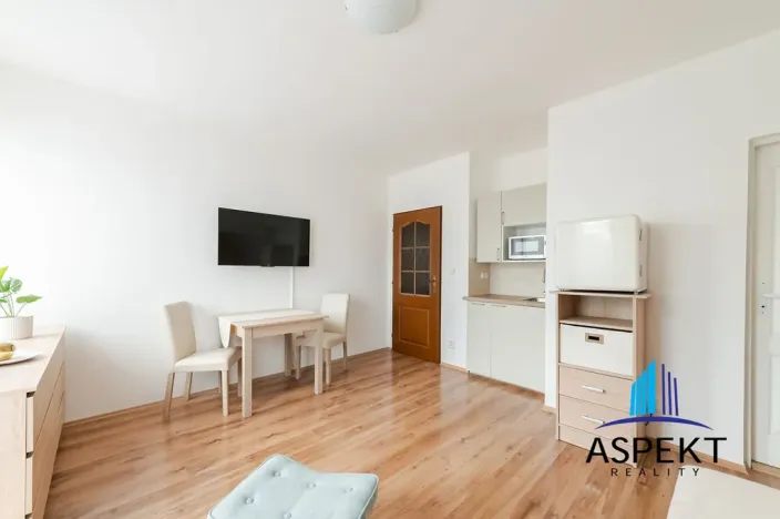 Pronájem bytu 1+kk, Praha - Kobylisy, Učitelská, 25 m2