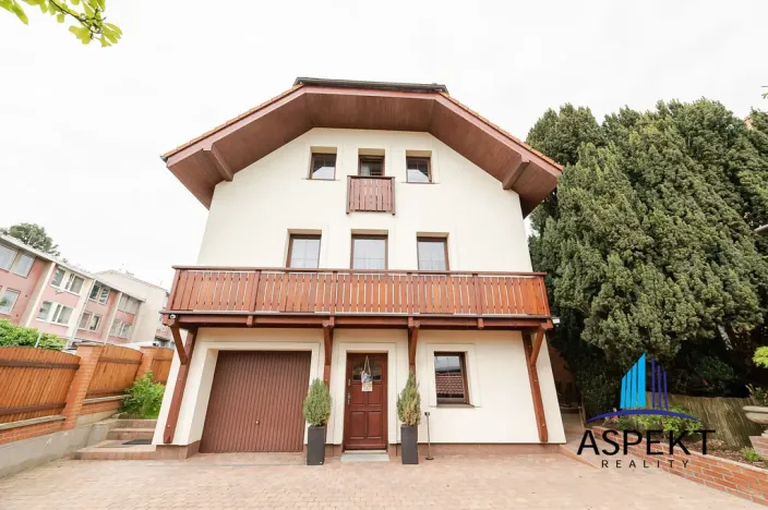 Pronájem bytu 1+kk, Praha - Kobylisy, Učitelská, 25 m2