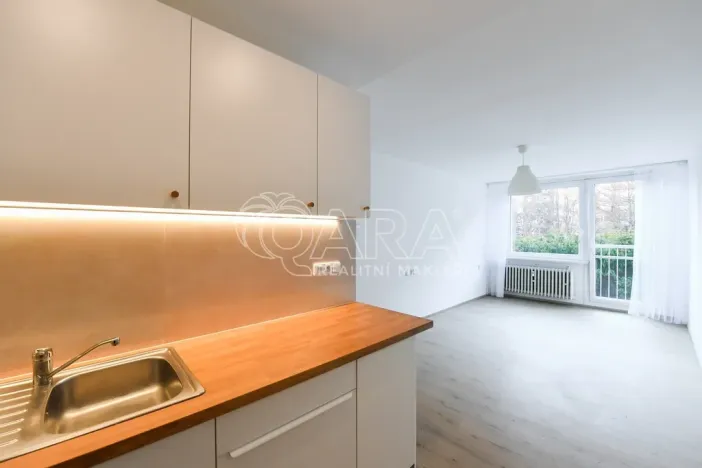 Pronájem bytu 2+kk, Praha - Kobylisy, Famfulíkova, 43 m2