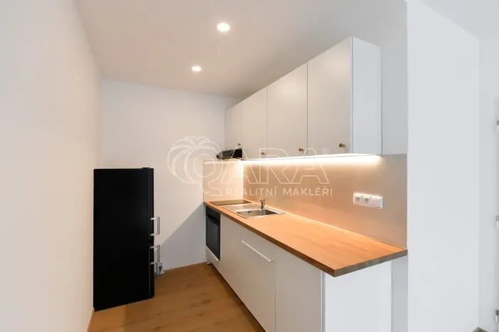 Pronájem bytu 2+kk, Praha - Kobylisy, Famfulíkova, 43 m2