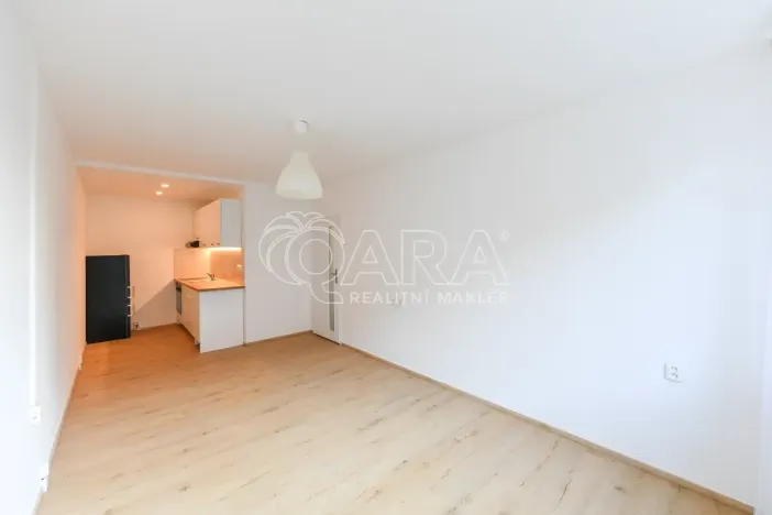 Pronájem bytu 2+kk, Praha - Kobylisy, Famfulíkova, 43 m2