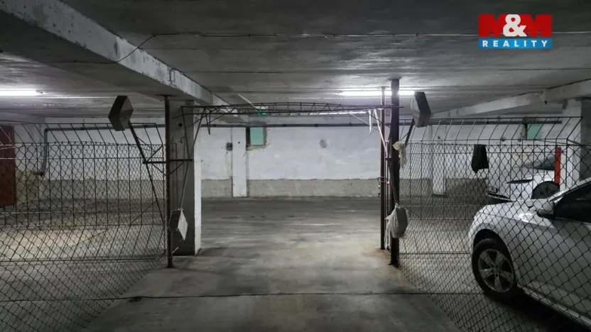 Pronájem garážového stání, Praha - Střížkov, Lovosická, 18 m2