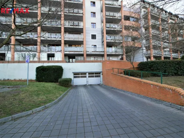 Pronájem garážového stání, Praha - Dejvice, Lindleyova, 16 m2