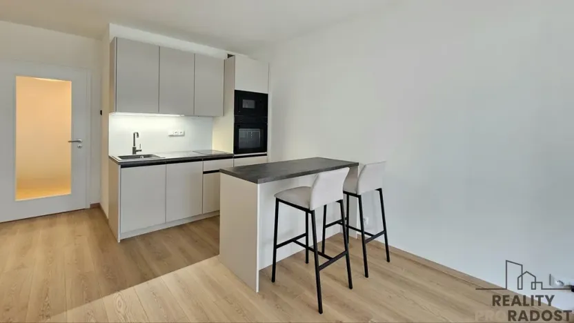 Pronájem bytu 1+kk, Praha - Hloubětín, Poděbradská, 32 m2