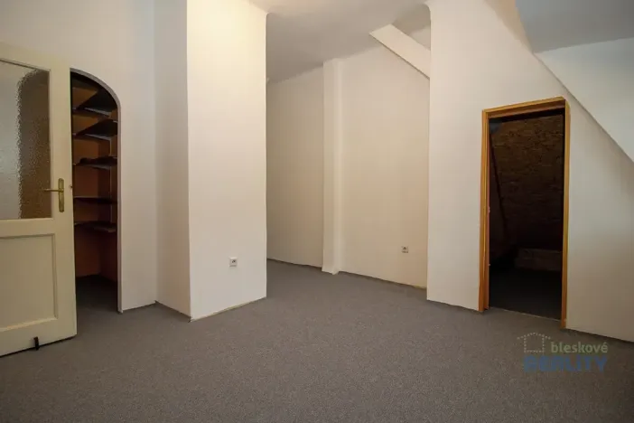 Pronájem atypického bytu, Praha - Nusle, Družnosti, 42 m2