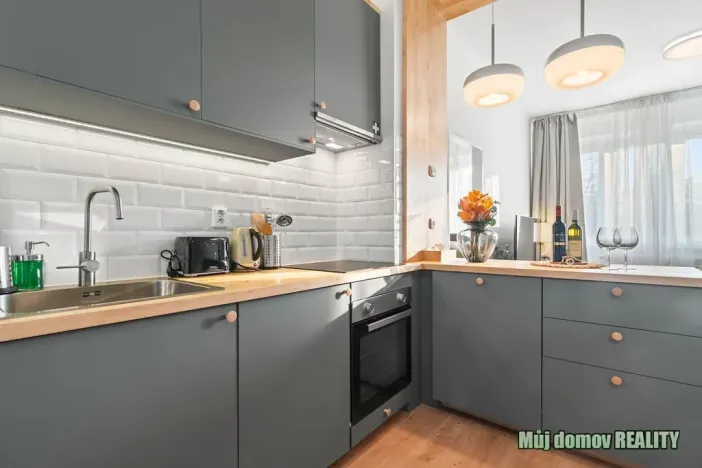 Pronájem bytu 2+kk, Praha - Vysočany, Kolbenova, 60 m2