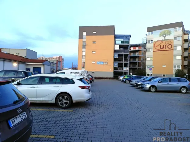 Pronájem garážového stání, Břeclav, 11 m2