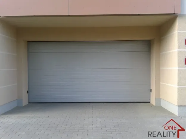 Pronájem garážového stání, Zlín, Dřevnická, 15 m2