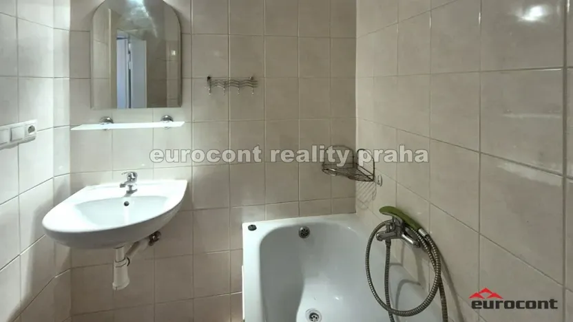 Pronájem bytu 1+kk, Praha - Vršovice, Novgorodská, 30 m2