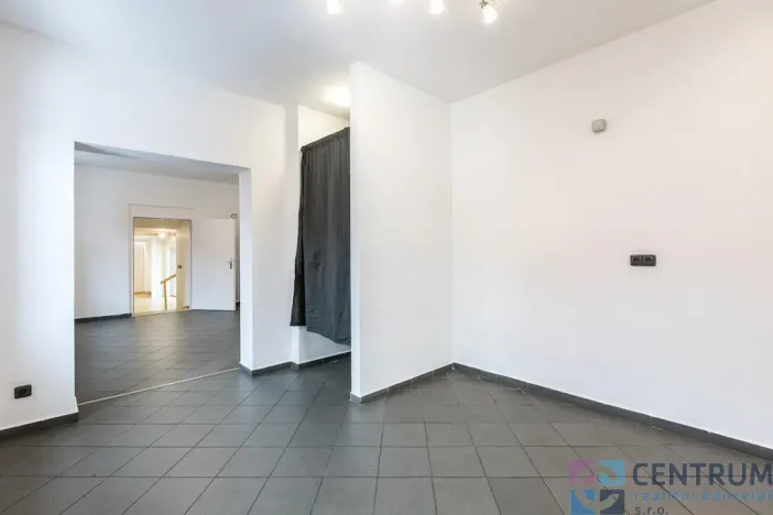 Pronájem obchodního prostoru, Jablonec nad Nisou, Pražská, 323 m2