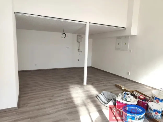 Pronájem obchodního prostoru, Znojmo, Vídeňská třída, 28 m2