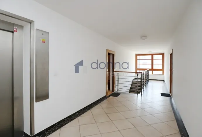 Pronájem bytu 2+kk, Praha, U Nikolajky, 82 m2