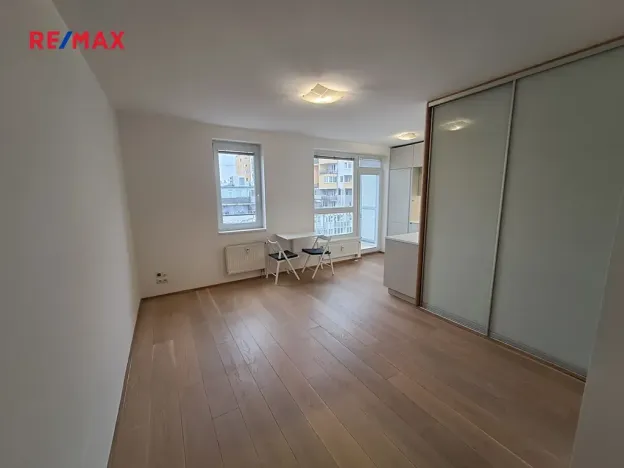 Pronájem bytu 1+kk, Praha - Vysočany, Pod Harfou, 42 m2
