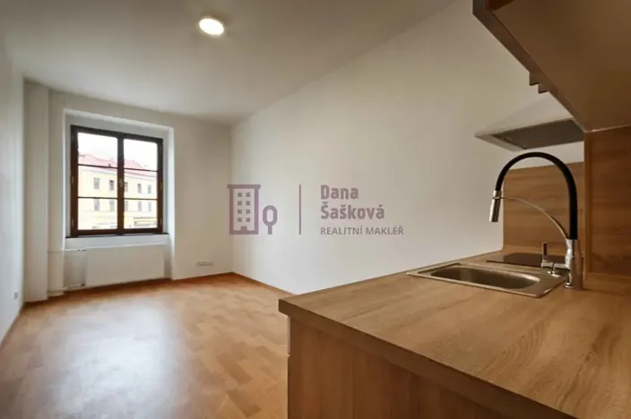 Pronájem bytu 1+kk, Jindřichův Hradec, nám. Míru, 20 m2