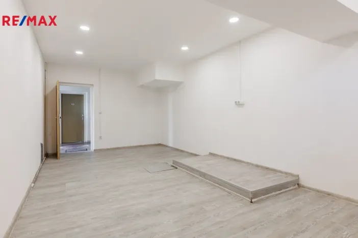 Prodej obchodního prostoru, Karlovy Vary - Rybáře, Konečná, 72 m2