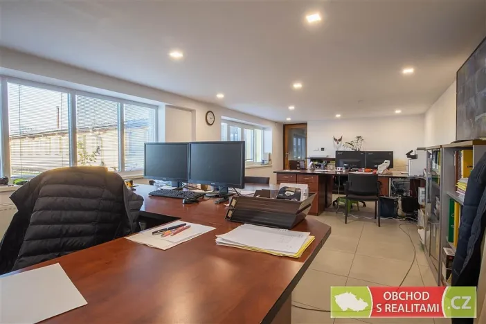 Pronájem výrobních prostor, Morašice, 2710 m2