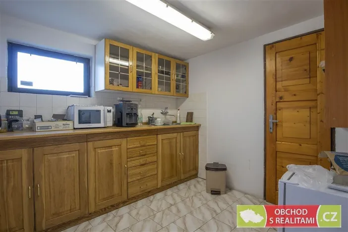 Pronájem výrobních prostor, Morašice, 2710 m2