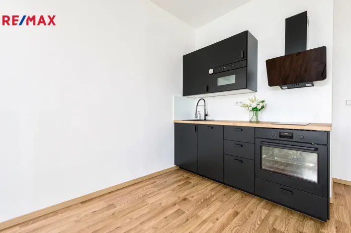 Pronájem bytu 1+kk, Praha - Dolní Počernice, Černodolská, 39 m2